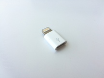 Apple адаптер от Micro USB към Lightning