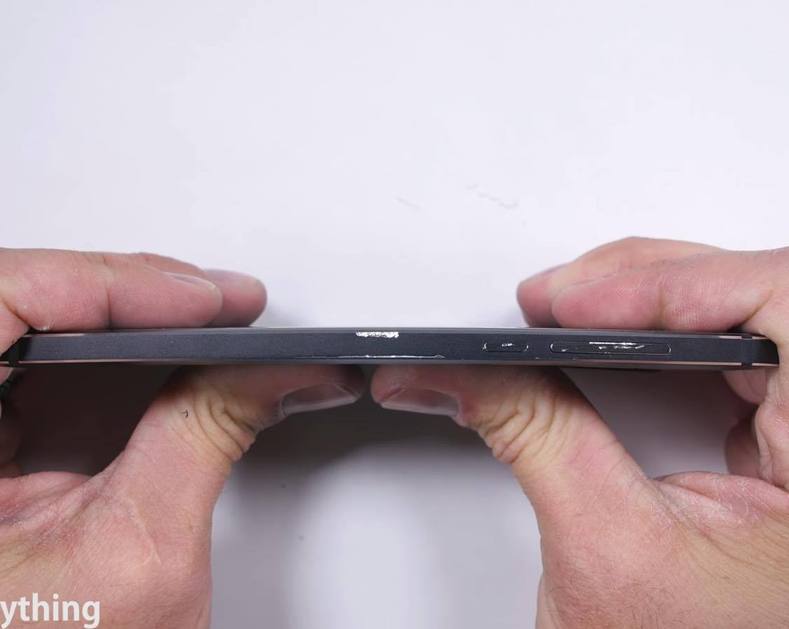 Nokia 6 издържа без проблем "мъченията" на JerryRigEverything