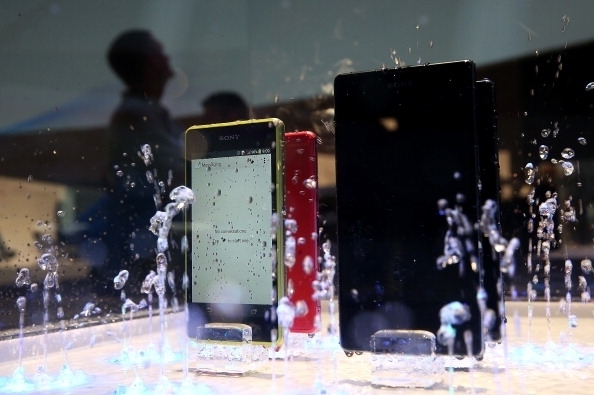 Sony поясниха, че гаранциите на водоустойчивите им смартфони "важат"